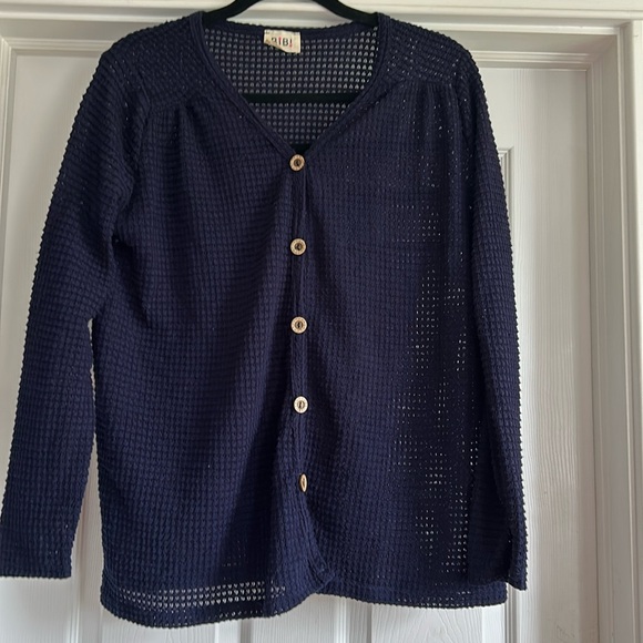 Bibi open work top with vneck and long sleeves. Button are fixed - Picture 2 of 11